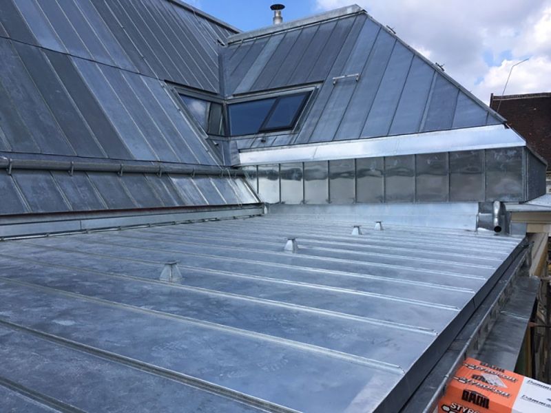 Ein Gebäude mit Blechdach