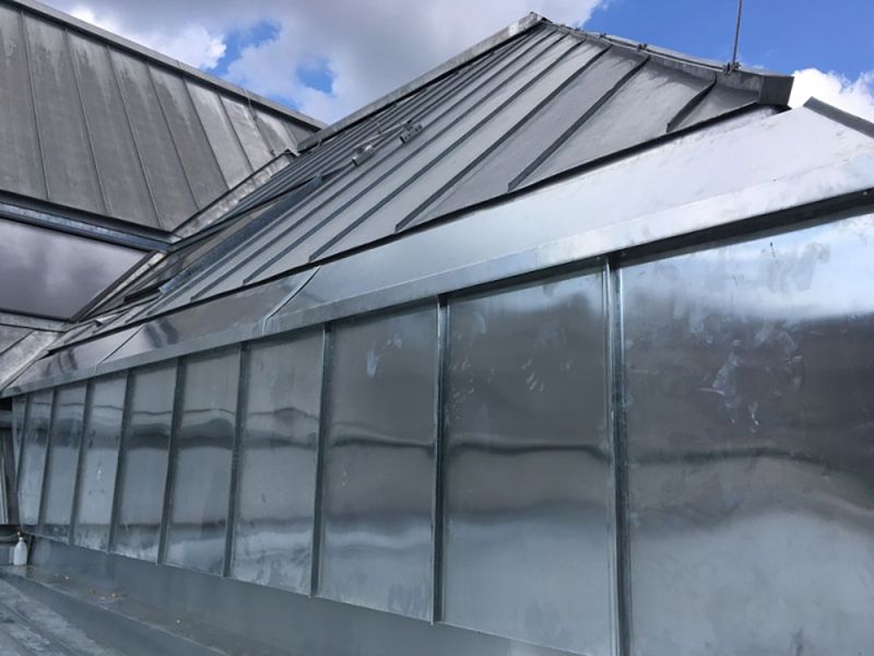 Ein Gebäude mit Blechdach