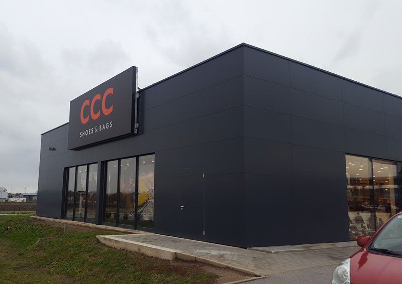 Schwarze Außenfassade eines CCC Gebäudes